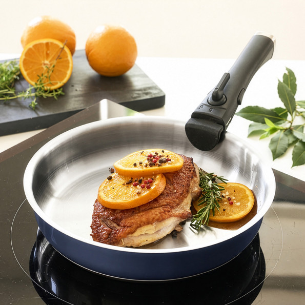 Lot de 3 poêles inox coloris Navy blue + 1 manche amovible