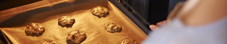 Quelle taille de plaque à pâtisserie choisir selon vos besoins de cuisson ?