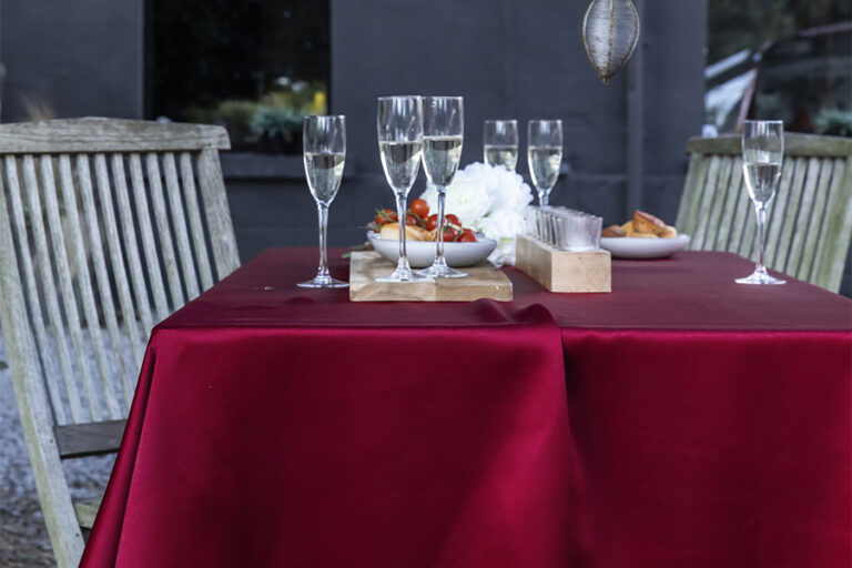 Les astuces pour entretenir et nettoyer votre nappe de table sans l'abîmer
