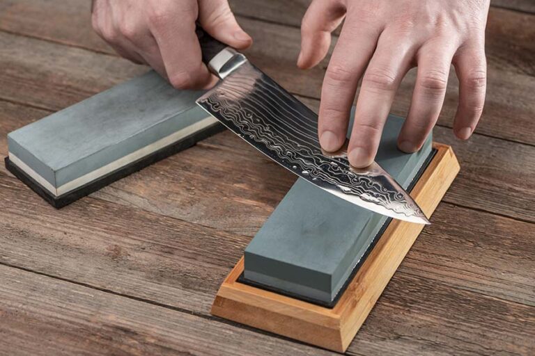 Comment aiguiser un couteau avec une pierre ?