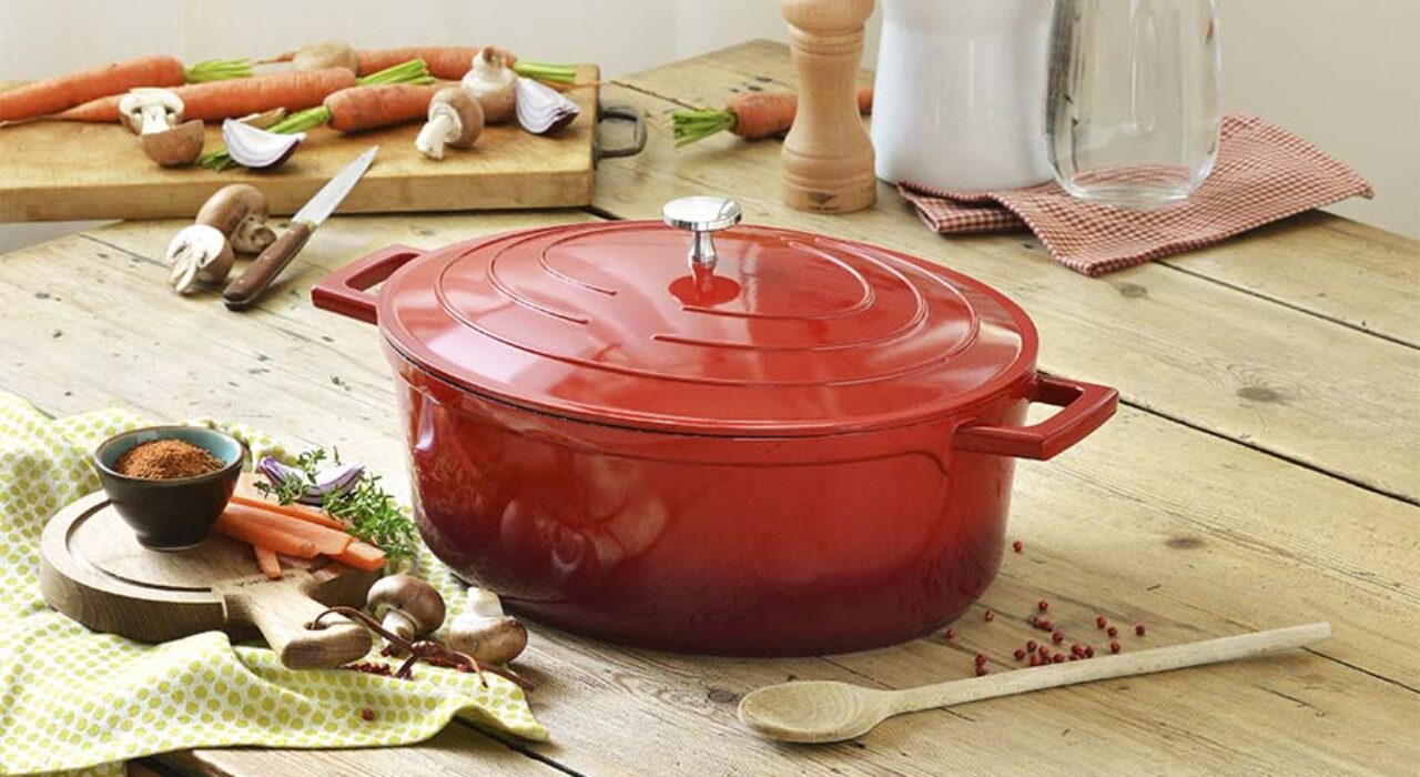 Une Casserole Sur Une Cuisinière à Gaz Avec Une Poignée Rouge